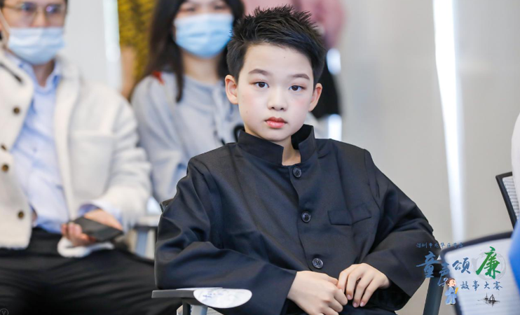 決賽選手在等候區觀看節目