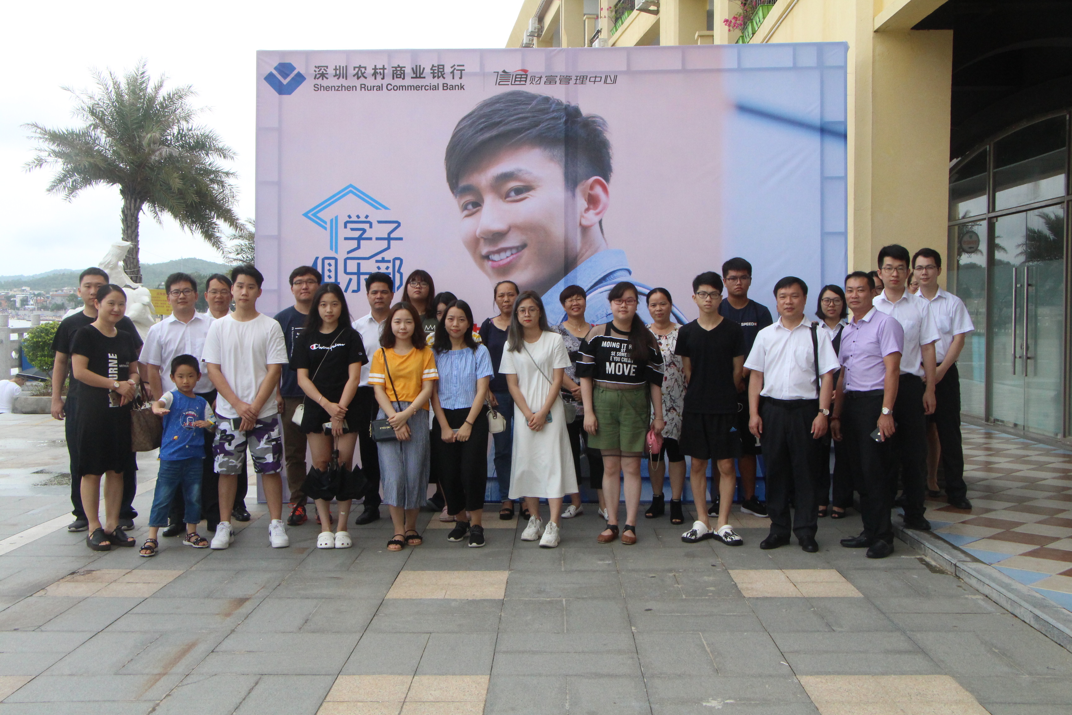 十年寒窗苦泛舟，終得梅花撲鼻來